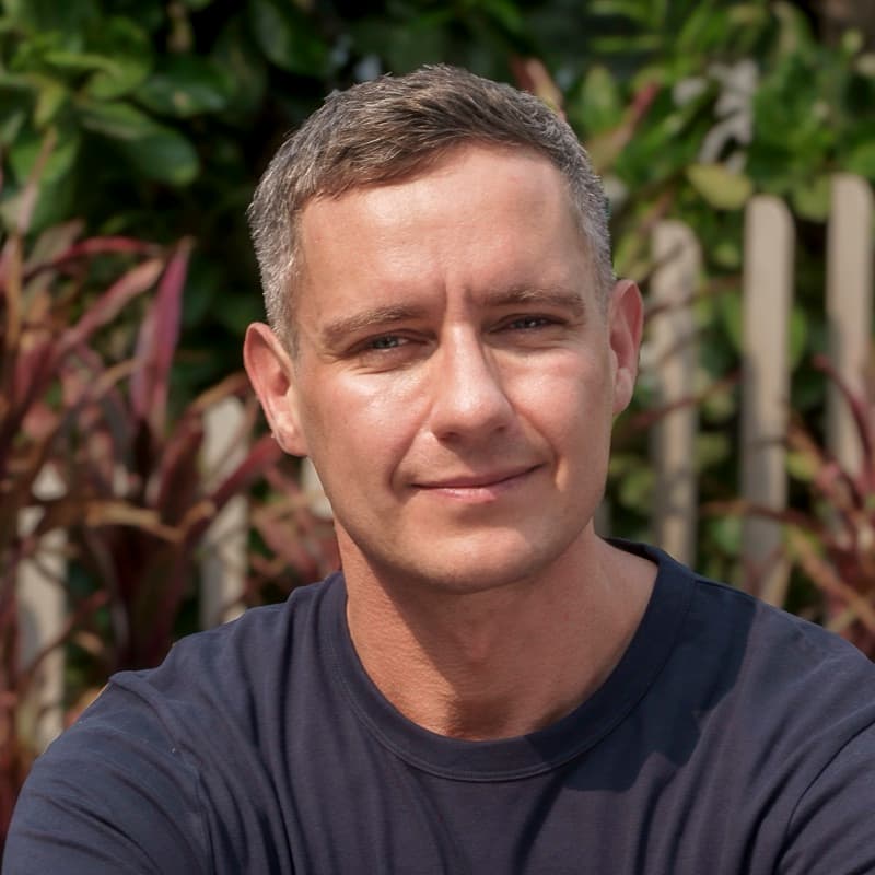 Portrait of Matthias Pieringer, founder and CEO of Yumi42, smiling outdoors in a navy t-shirt