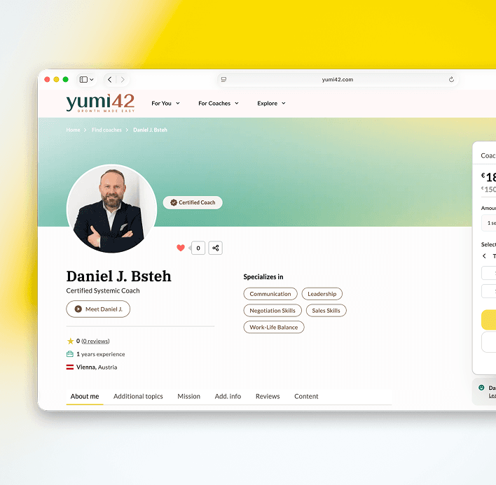 UI-Mockup eines Coach-Profils mit Porträt eines Mannes im dunklen Sakko, dargestellt in einem Browserfenster.