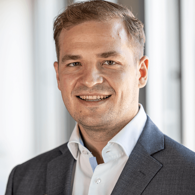 Portrait of Jakob Hysek MSc, MIM, Blue-Collar Coach & Psychosocial Consultant 👉 I help teams and leaders improve their communication, leadership, and collaboration!, Professional Growth, Salzburg